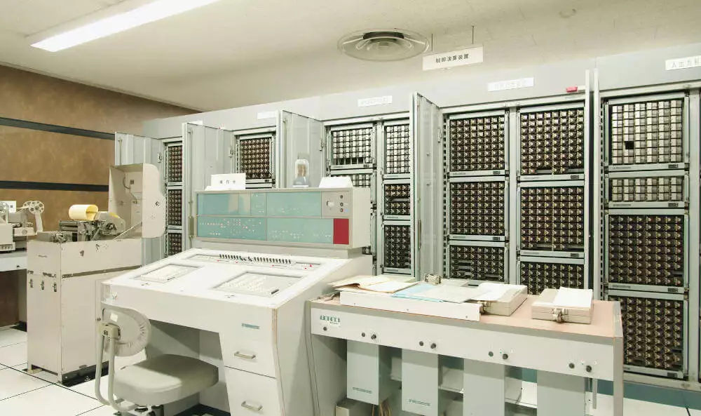 W laboratoriach Fujitsu wciąż działa 60-letni komputer przekaźnikowy FACOM128B